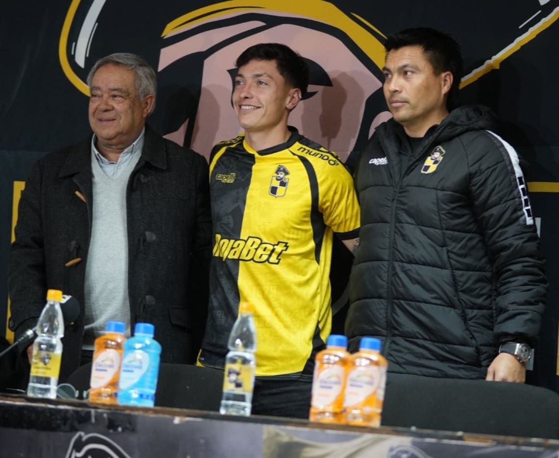 El último refuerzo de Coquimbo, junto al presidente del club y el director técnico.