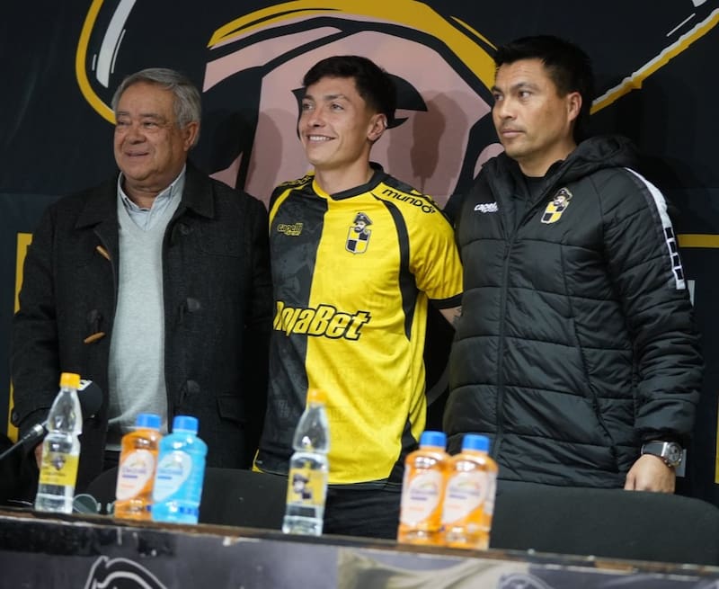 El último refuerzo de Coquimbo, junto al presidente del club y el director técnico.