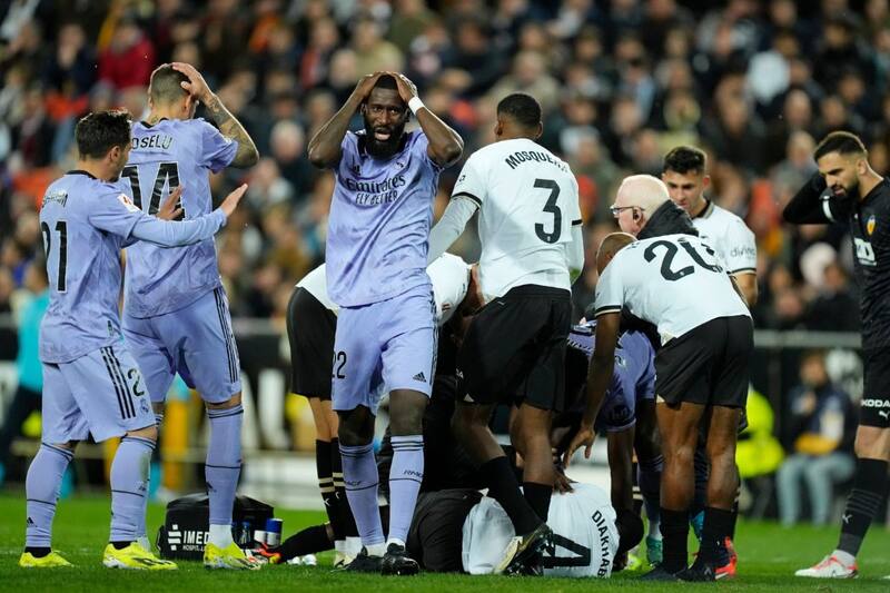 La reacción de sus compañeros tras la lesión que sufrió. Foto: Marca.