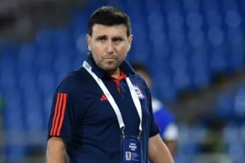 El entrenador chileno se va de la UC junto con Nicolás Núñez.