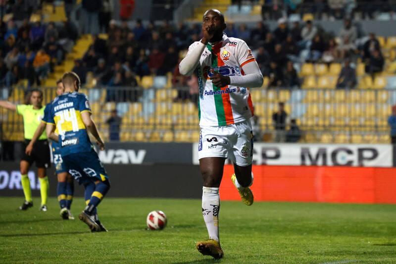 Cecilio Waterman le hizo un doblete a Everton (Foto: Aton)