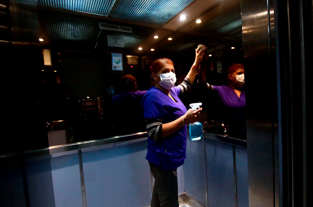 Uso obligatorio de mascarillas también rige en ascensores