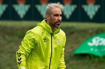 En España se rendieron ante Claudio Bravo a pesar de la nueva caída del Betis: "Tiene reflejos felinos"