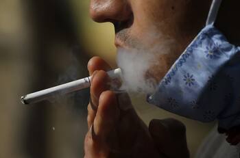 Aprueban restricción para fumar cigarros en la vía pública: ¿Dónde estará prohibido y qué multas se aplicarán?