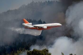 "Ten Tanker": Conoce cuándo llegará el avión que ayudará a combatir los incendios forestales en Chile