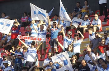 FOTO | El hincha de la U que estuvo “infiltrado” dentro de la barra de la UC en partido contra Ñublense