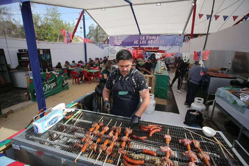 Las celebraciones del 18 de septiembre deberán trasladarse bajo techo en al menos siete regiones de Chile. Créditos: Jonnathan Oyarzun/Aton Chile.