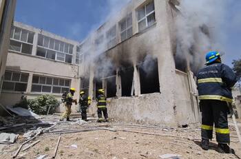 Siguen los bombardeos en Israel: Cohete cayó en un colegio y otro en edificio residencial
