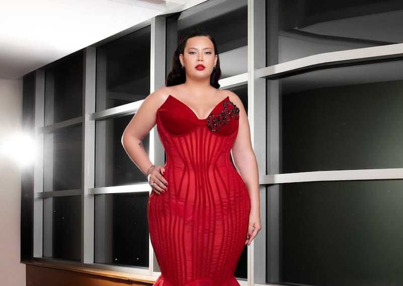 generó muchos comentarios por su vestido en forma de bebida.