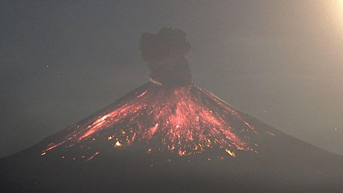 VIDEO | Volcán Popocatépetl vuelve a hacer erupción y provoca una columna de cenizas de 2 mil metros