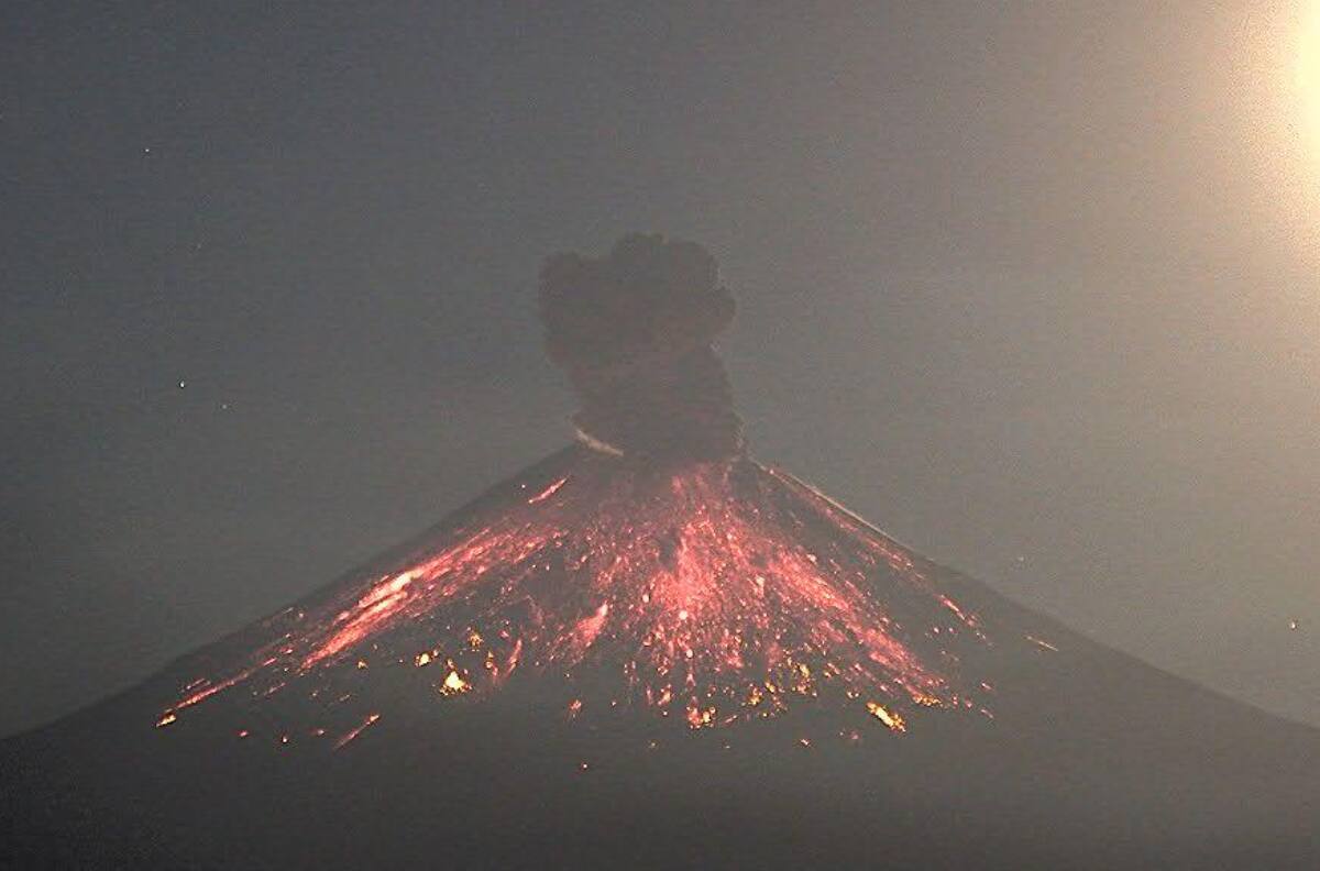 VIDEO | Volcán Popocatépetl vuelve a hacer erupción y provoca una columna de cenizas de 2 mil metros