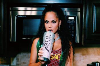 Natti Natasha celebra el nacimiento de su segundo álbum, “Nattividad”