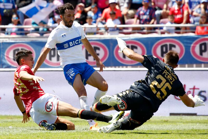 Hinchas Cruzados molestos por la programación del juego ante Unión Española.