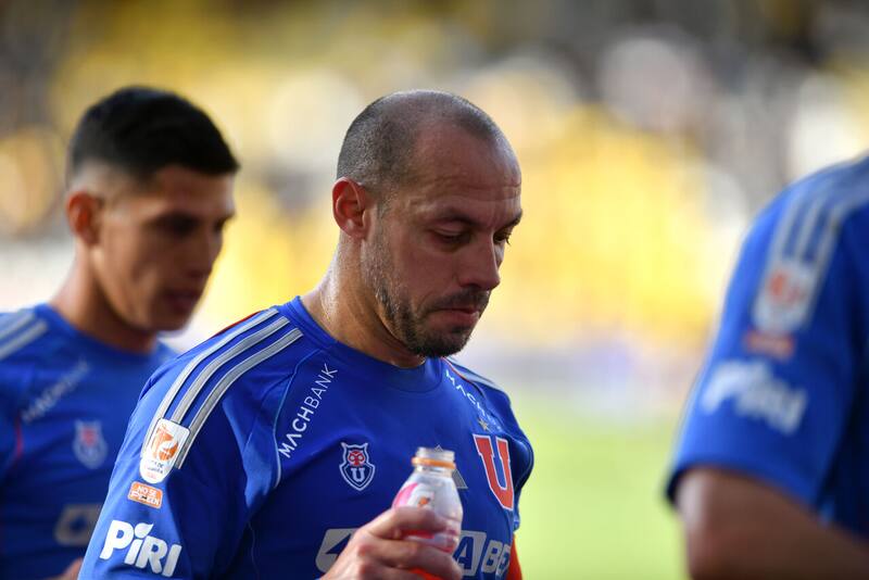 La firme postura de Marcelo Díaz ante su inesperada suplencia en el Superclásico. Foto: Aton.