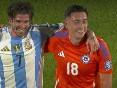 Filtran la verdadera razón del polémico abrazo entre Rodrigo Echeverría y De Paul en Chile vs. Argentina