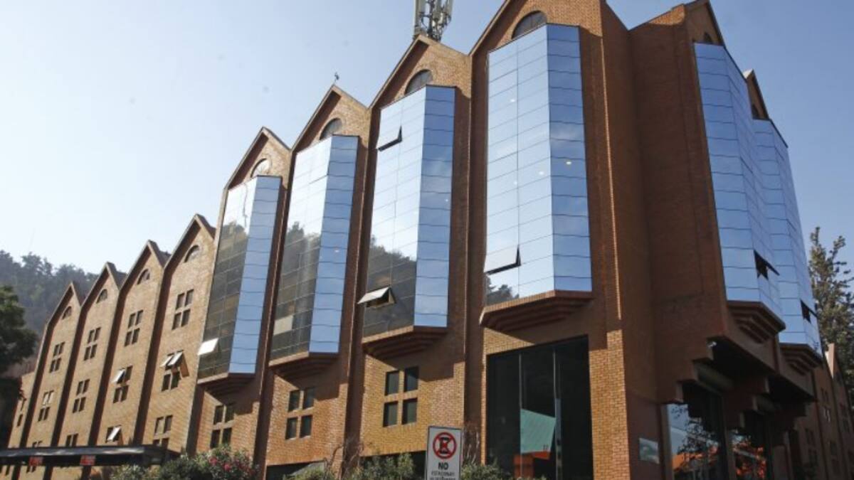 Leo Castillo y Rodrigo Vera incluidos: Canal 13 despidió a 50 trabajadores