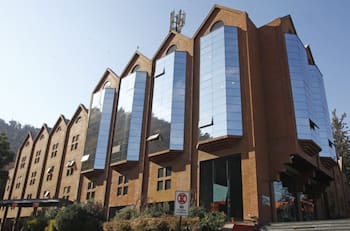 Leo Castillo y Rodrigo Vera incluidos: Canal 13 despidió a 50 trabajadores