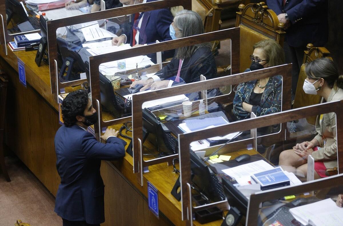 Segundo retiro 10% AFP: Hoy se votarán ambos proyectos y senadores de Chile Vamos complican la iniciativa de la oposición