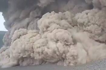 VIDEO | Volcán Láscar: Excursionistas se encontraban a metros del cráter en el momento del pulso eruptivo