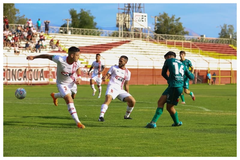 Imagen de la victoria 2-1 del Uní Uní ante los Caturros. Foto: @wanderersoficial en Instagram.