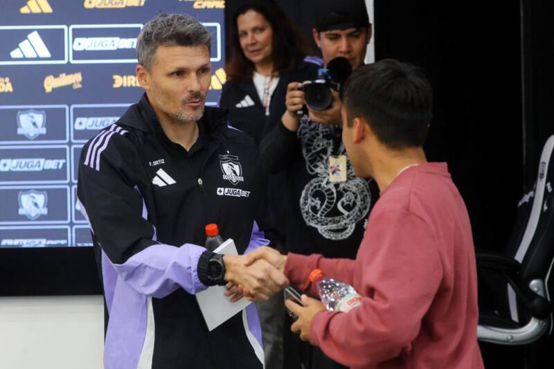 saludó personalmente a toda la prensa en su presentación.