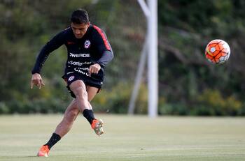 VIDEO: Alexis Sánchez se bajó del avión y se dejó ver entrenando en solitario en Juan Pinto Durán