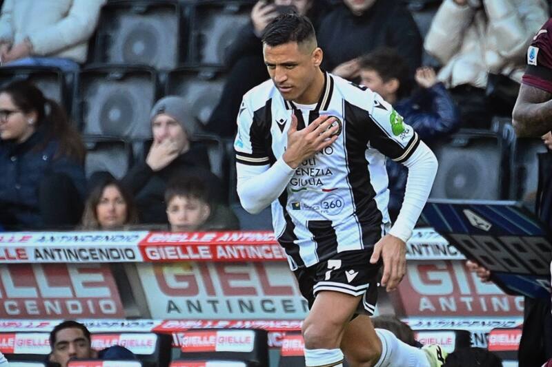 El chileno durante un partido con Udinese.