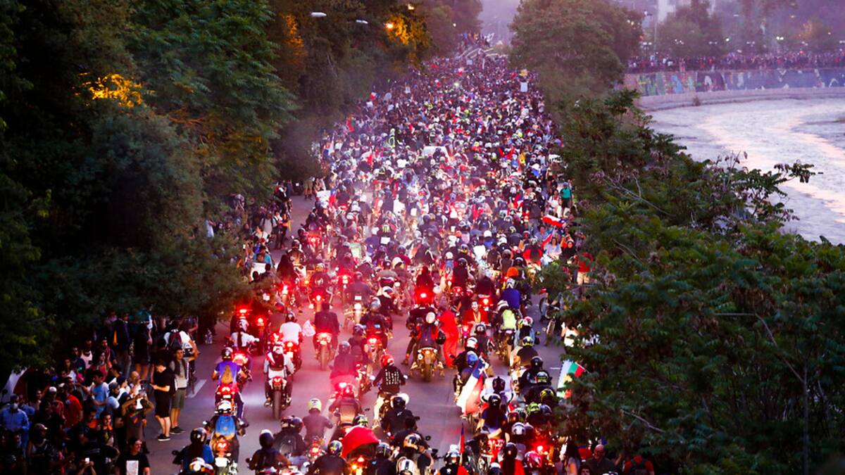 A un año del estallido social: Twitter se toma el debate y crispa el ambiente del 18-O