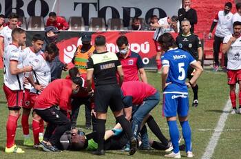 VIDEO | Árbitro se tropezó con un jugador y sufrió espeluznante lesión en el fútbol argentino