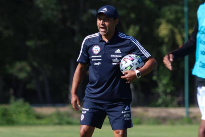 El nuevo técnico interino de Deportes Santa Cruz fue preparador físico de Hernán Caputto en La Roja Sub-17 en el proceso rumbo al Mundial 2023. (Foto: LaRoja.cl)
