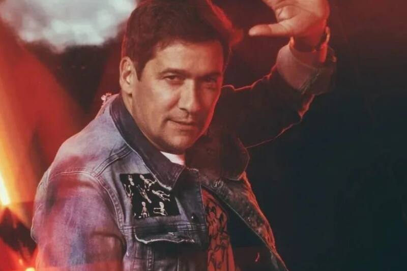 Rafael Araneda se luce con elegante look. Créditos: Instagram.