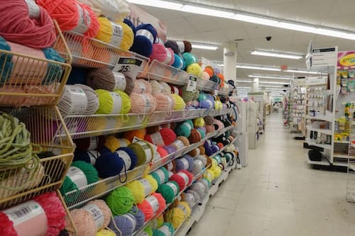 Popular empresa de telas y manualidades con más de 80 años de historia se va a quiebra: cerrará más de 800 sucursales