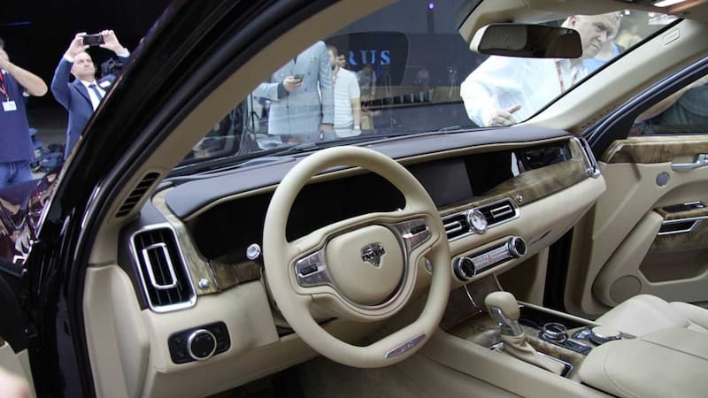 El habitáculo del conductor y de los pasajeros está lleno de detalles de lujo