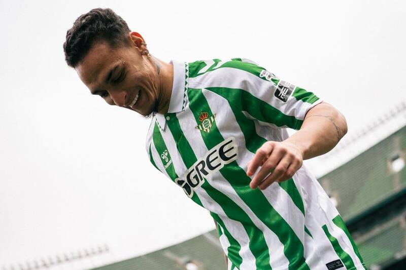 ya posa con la camiseta del Betis.