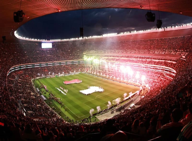 Tragedia en el Estadio Azteca: Aficionado muere tras fatal caída en la reapertura ante Portugal.