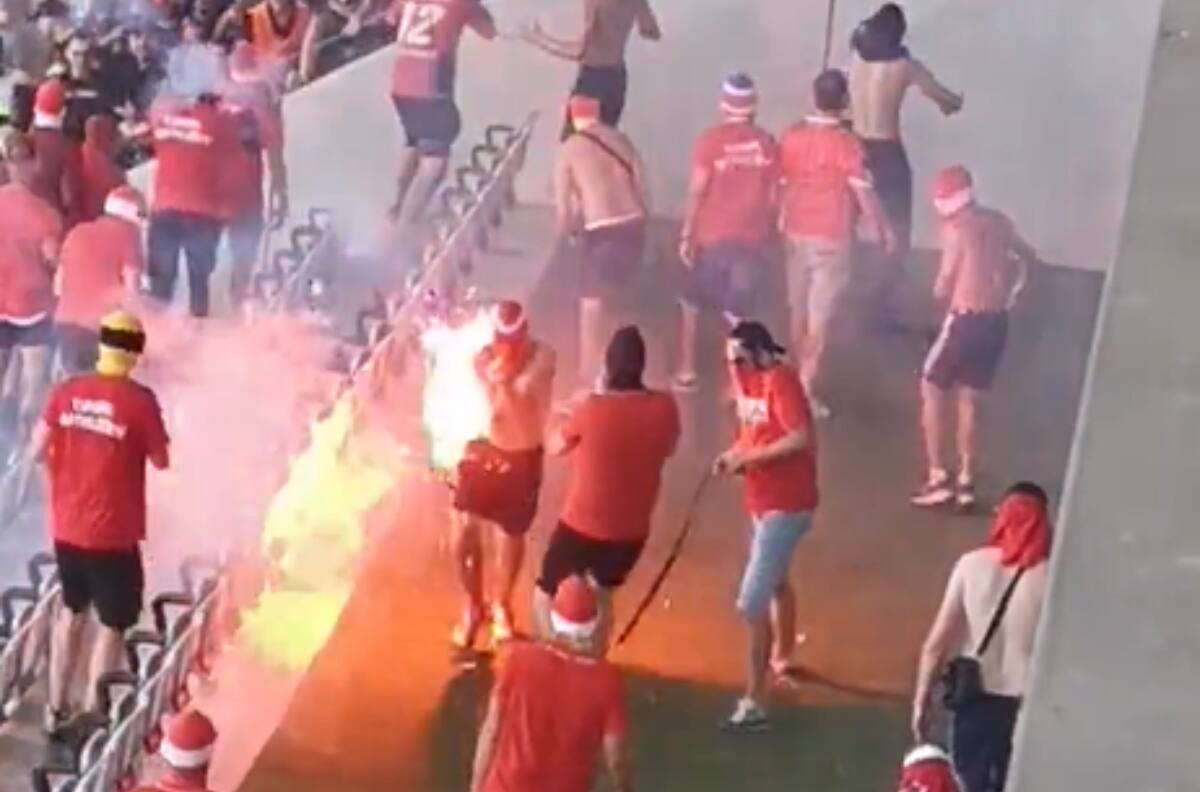 VIDEO | Peor que en Chile: hinchas del Colonia y del Niza se enfrentaron con bengalas en previa a duelo por la Conference League