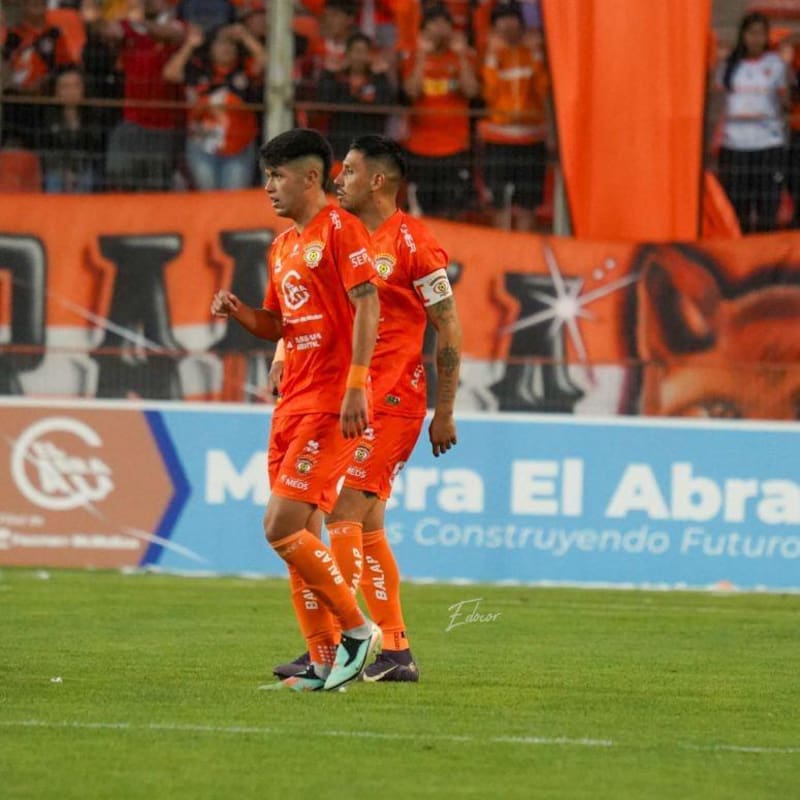 Padre e hijo durante los minutos que compartieron en el triunfo 5-1 de Cobreloa ante Curicó Unido. Foto: Cedida.