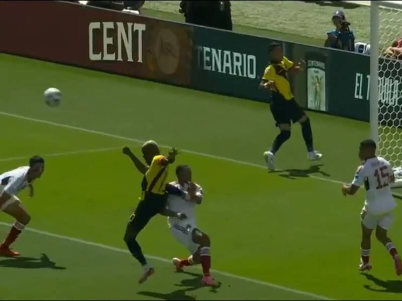 Enner Valencia fue expulsado por una fea patada al venezolano José Martínez.