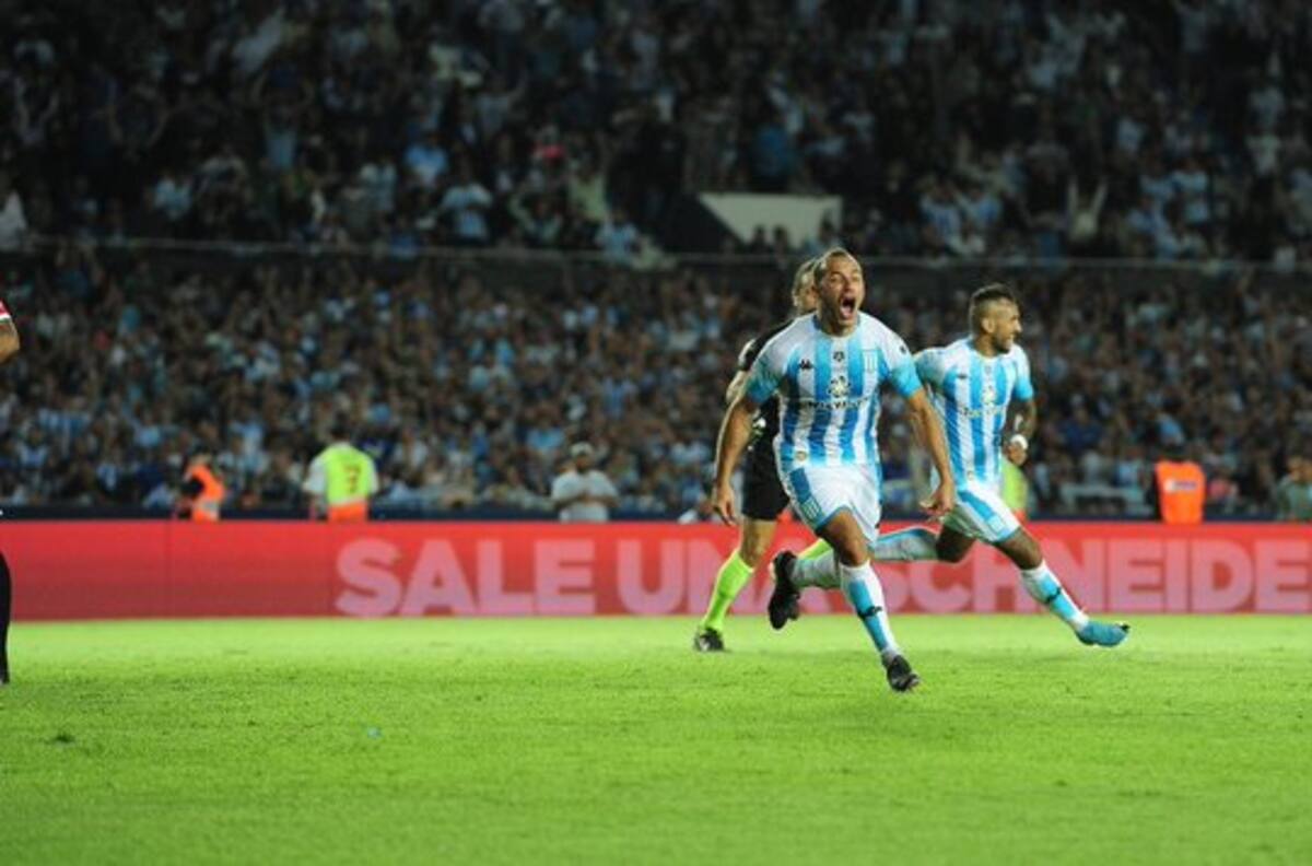 Marcelo Díaz fue ovacionado por la prensa argentina tras su gol en Racing