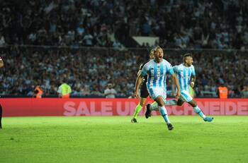 Marcelo Díaz fue ovacionado por la prensa argentina tras su gol en Racing
