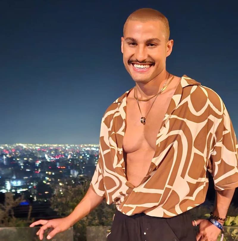 Es un modelo profesional y supuesto primer eliminado de El Internado.