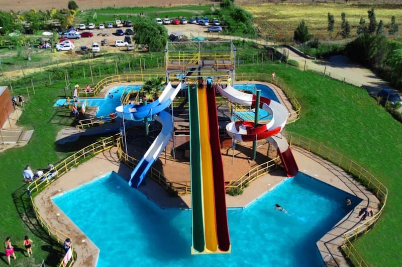 Con cinco toboganes distintos y piscinas para niños y adultos, el parque acuático es un destino perfecto para refrescarse en los días más calurosos del año. Créditos: Centro Turístico Rapauten.