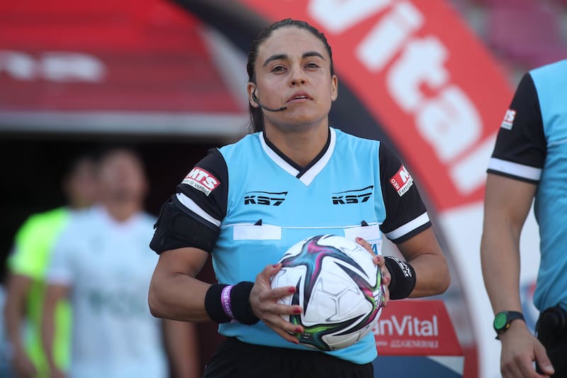 La ex seleccionada nacional y mejor árbitra chilena de la historia hizo un crítico análisis del fútbol femenino después del fracaso de la Roja en la Copa América de Ecuador. Foto: Photosport