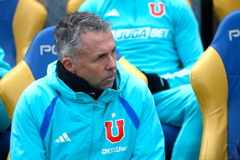 Gustavo Álvarez y la dirigencia trazan líneas para el mercado de fichajes de la U. Foto: Aton.