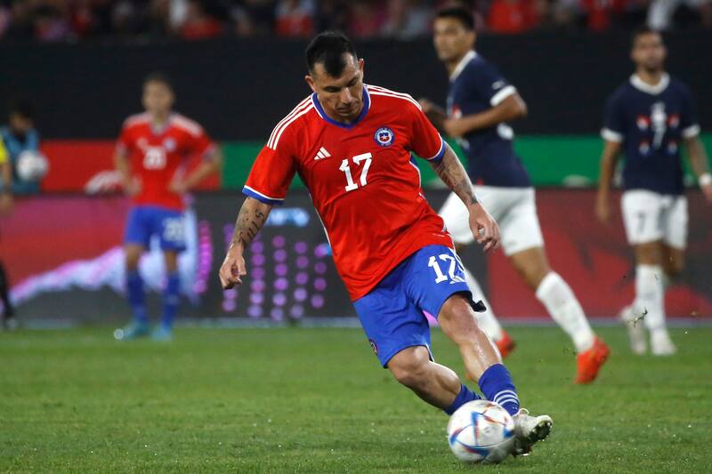 Gary Medel no quedó conforme con la cancha del Monumental y espera que mejore de cara al inicio de las Eliminatorias (Foto: Aton)