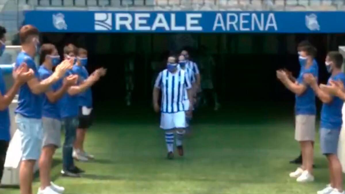 Bonito gesto: Trabajadores esenciales presentaron la nueva camiseta de la Real Sociedad