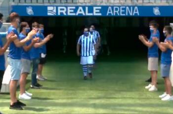 Bonito gesto: Trabajadores esenciales presentaron la nueva camiseta de la Real Sociedad