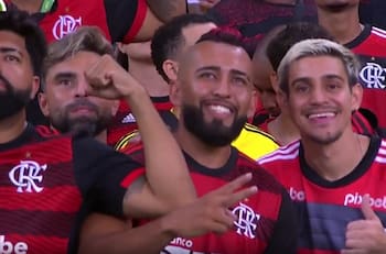 VIDEO | ¡Igualitos! Hinchas de Flamengo se lucen como dobles de Gabigol, Arturo Vidal y Pedro