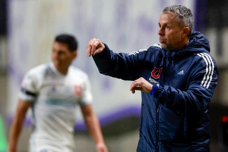 El entrenador de la U, Gustavo Alvarez, es fotografiado durante el partido de ida de los cuartos de final de la Copa Chile contra San Antonio Unido.