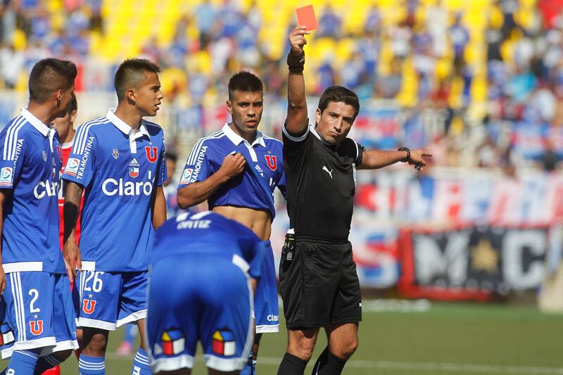 El arbitro Eduardo Gamboa, expulsa a Joao Ortíz.